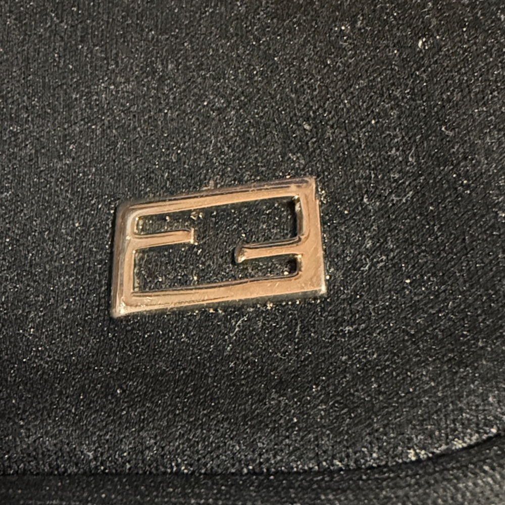 Black Fendi pouch. Great to keep items in and not ruin the inside of your bag. - Picture 6 of 6